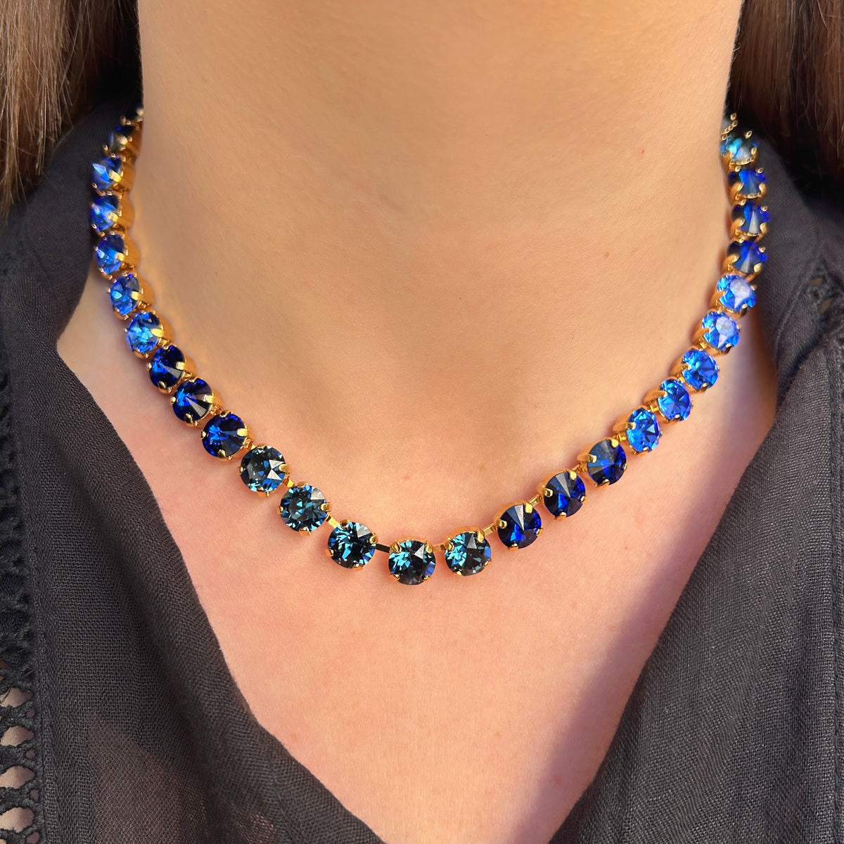 Collier Ava Azur Crézus avec cristaux Swarovski bleus en dégradé, du bleu azur au bleu saphir, sertissage doré et chaîne à maillons – Divinity Sète
