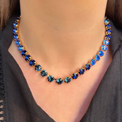 Collier Ava Azur Crézus avec cristaux Swarovski bleus en dégradé, du bleu azur au bleu saphir, sertissage doré et chaîne à maillons – Divinity Sète
