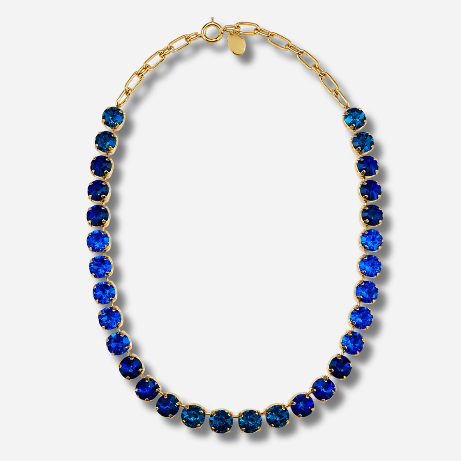 Collier Ava Azur Crézus avec cristaux Swarovski bleus en dégradé, du bleu azur au bleu saphir, sertissage doré et chaîne à maillons – Divinity Sète