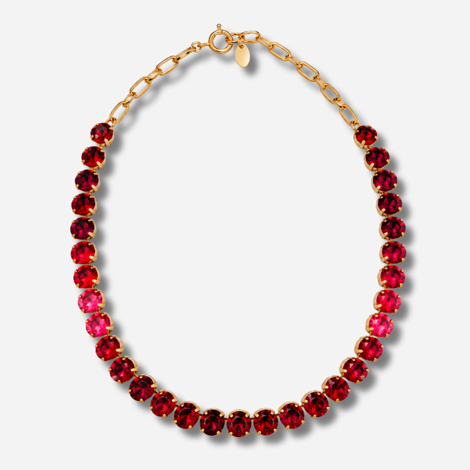 Collier Ava Cerise Crézus en cristaux Swarovski rouges, rubis et rose fuchsia, avec sertissage doré et chaîne à maillons – Divinity Sète