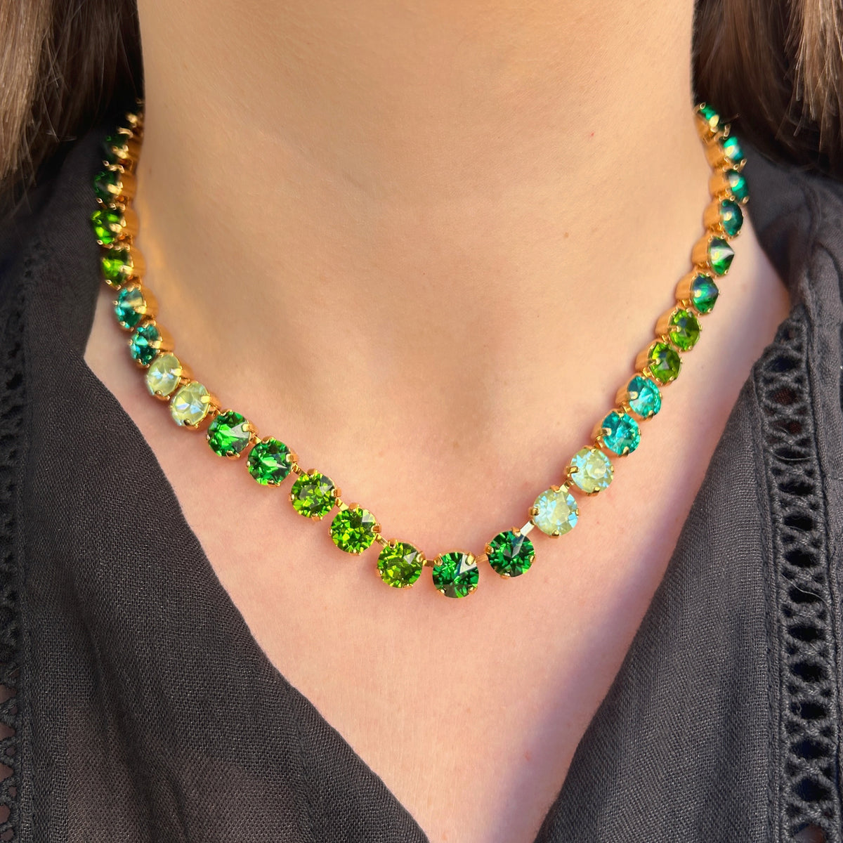 Collier Ava Émeraude Crézus avec cristaux Swarovski verts, émeraude, turquoise et vert d'eau, sertissage doré et chaîne à maillons – Divinity Sète