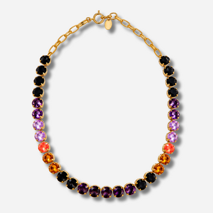 Collier Ava Figue Crézus en cristaux Swarovski violets, noirs, lilas et orange, avec sertissage doré et chaîne à maillons – Divinity Sète