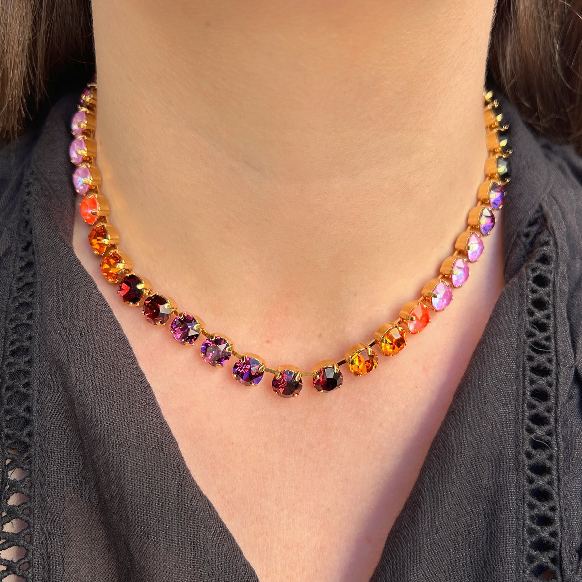 Collier Ava Figue Crézus en cristaux Swarovski violets, noirs, lilas et orange, avec sertissage doré et chaîne à maillons – Divinity Sète