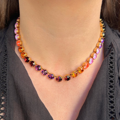 Collier Ava Figue Crézus en cristaux Swarovski violets, noirs, lilas et orange, avec sertissage doré et chaîne à maillons – Divinity Sète
