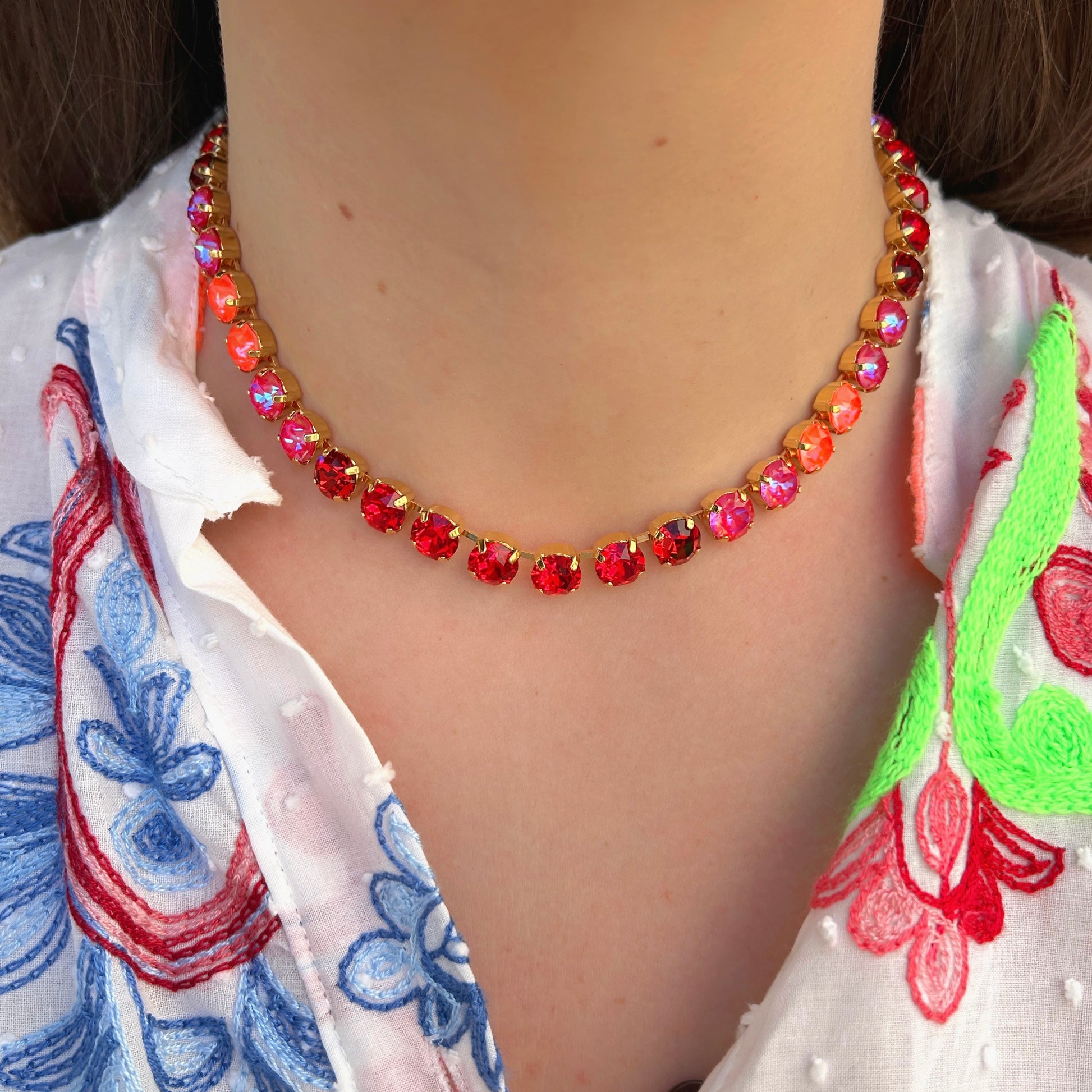 Collier cristaux rouges roses Crézus doré