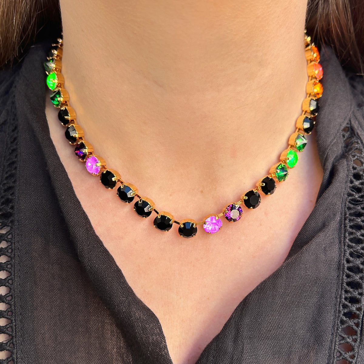 Collier Ava Fluo Crézus avec cristaux Swarovski noirs, orange, rose fluo, verts et violets, sertissage doré et chaîne à maillons – Divinity Sète