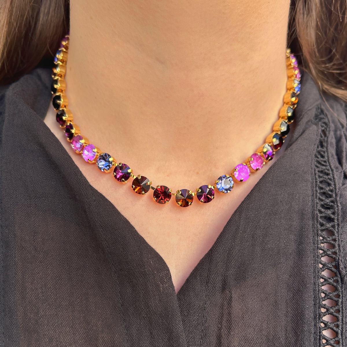 Collier Ava Mûre Crézus avec cristaux Swarovski noirs, violets, mauves, roses et bleus, sertissage doré et chaîne à maillons – Divinity Sète