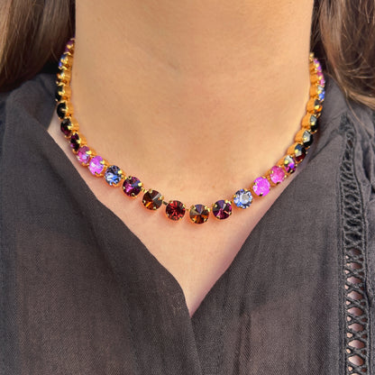 Collier Ava Mûre Crézus avec cristaux Swarovski noirs, violets, mauves, roses et bleus, sertissage doré et chaîne à maillons – Divinity Sète