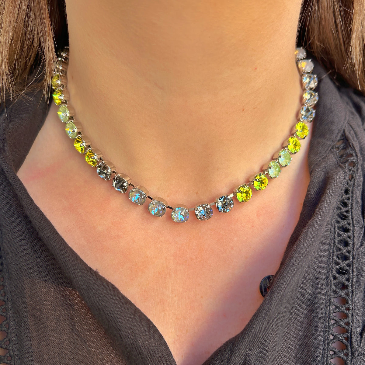 Collier Ava Silver Lime Crézus avec cristaux Swarovski vert lime, menthe, bleu glacier et bleu acier, sertissage argenté et chaîne à maillons – Divinity Sète