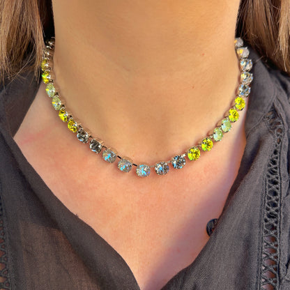 Collier Ava Silver Lime Crézus avec cristaux Swarovski vert lime, menthe, bleu glacier et bleu acier, sertissage argenté et chaîne à maillons – Divinity Sète