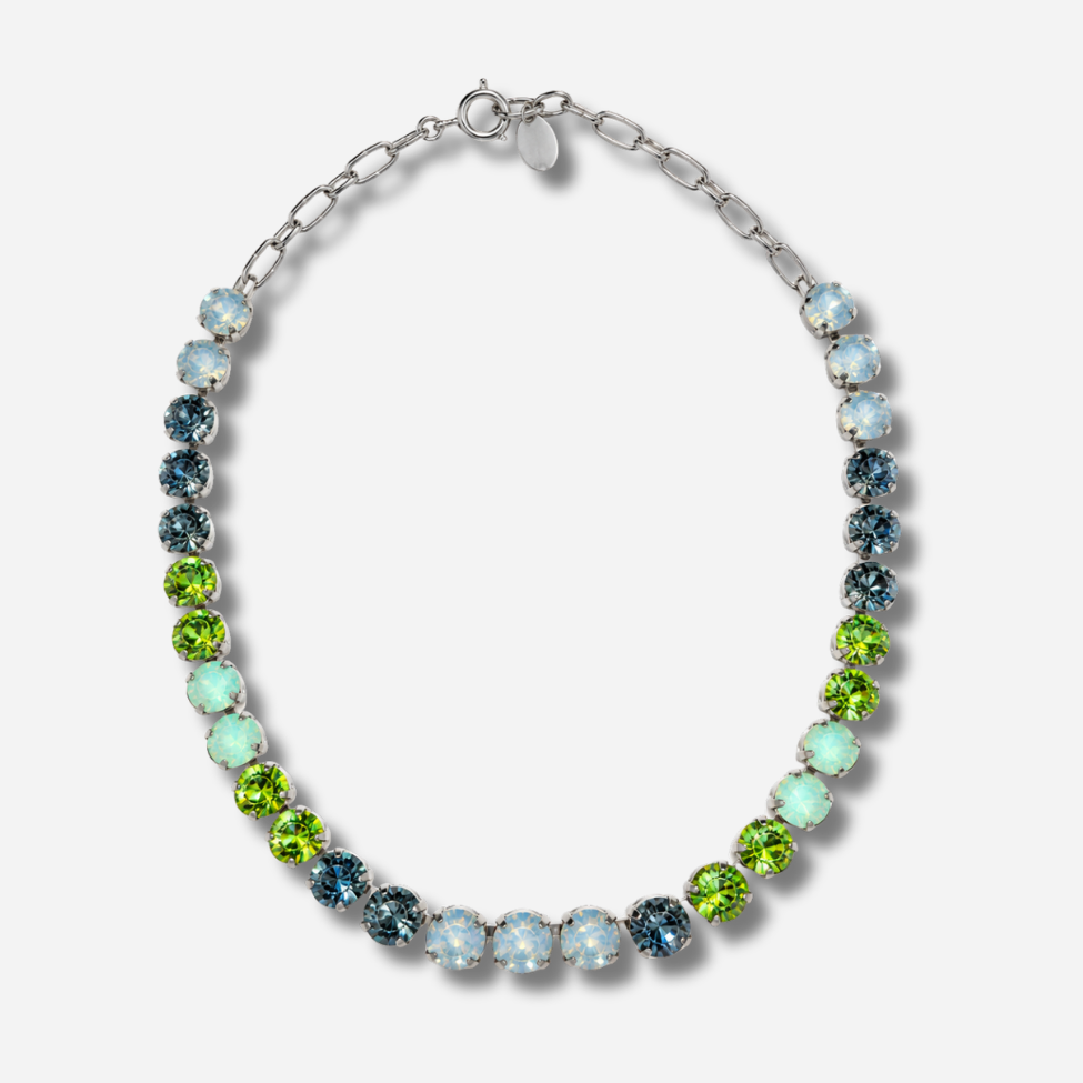 Collier Ava Silver Lime Crézus avec cristaux Swarovski vert lime, menthe, bleu glacier et bleu acier, sertissage argenté et chaîne à maillons – Divinity Sète