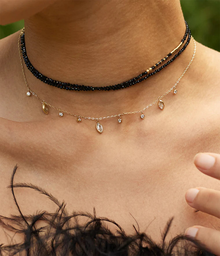 Collier Azelie Zag porté bijou doré fin et lumineux