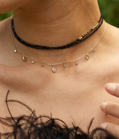Collier Azelie Zag porté bijou doré fin et lumineux