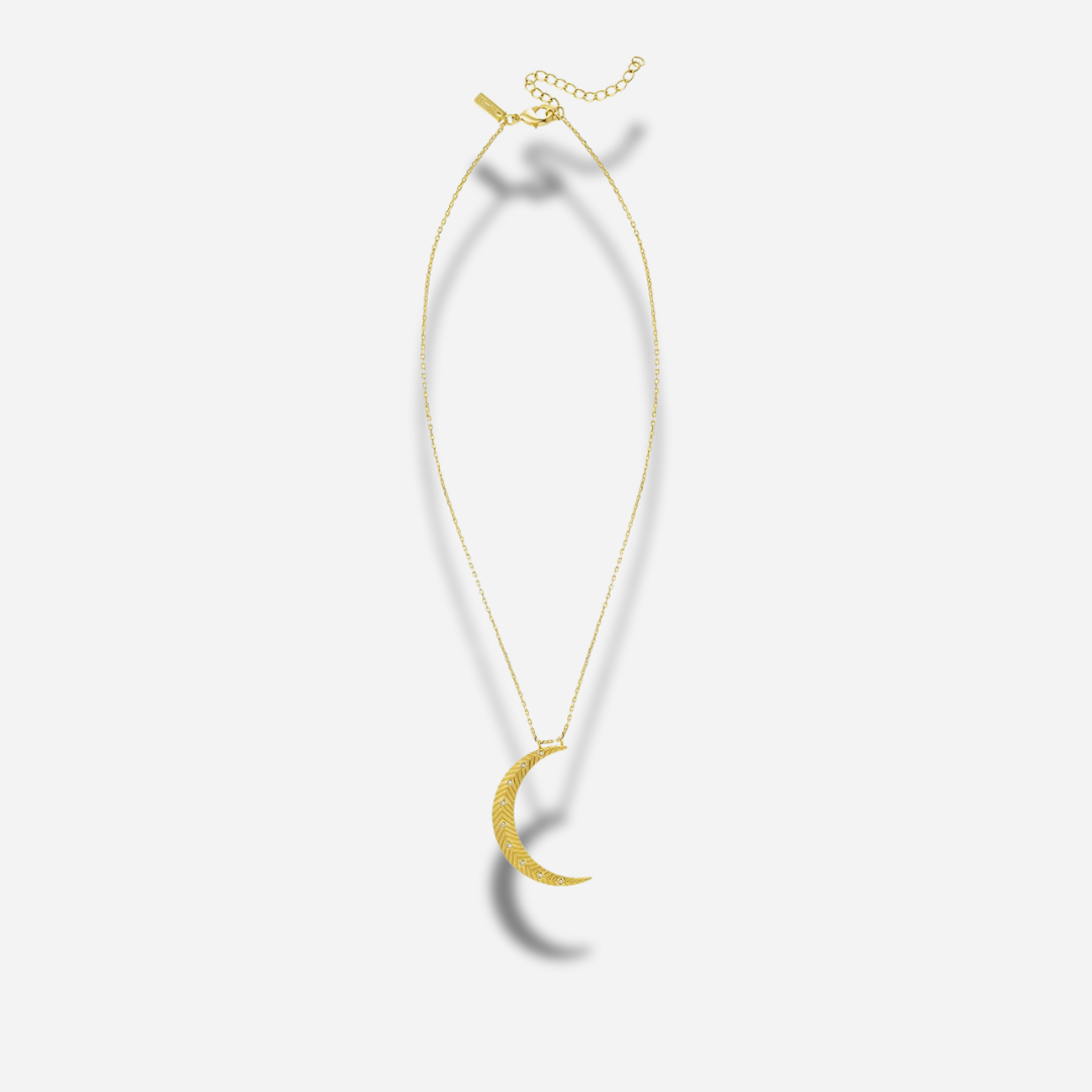 Détail du pendentif lune du collier Big Moon Mya Bay