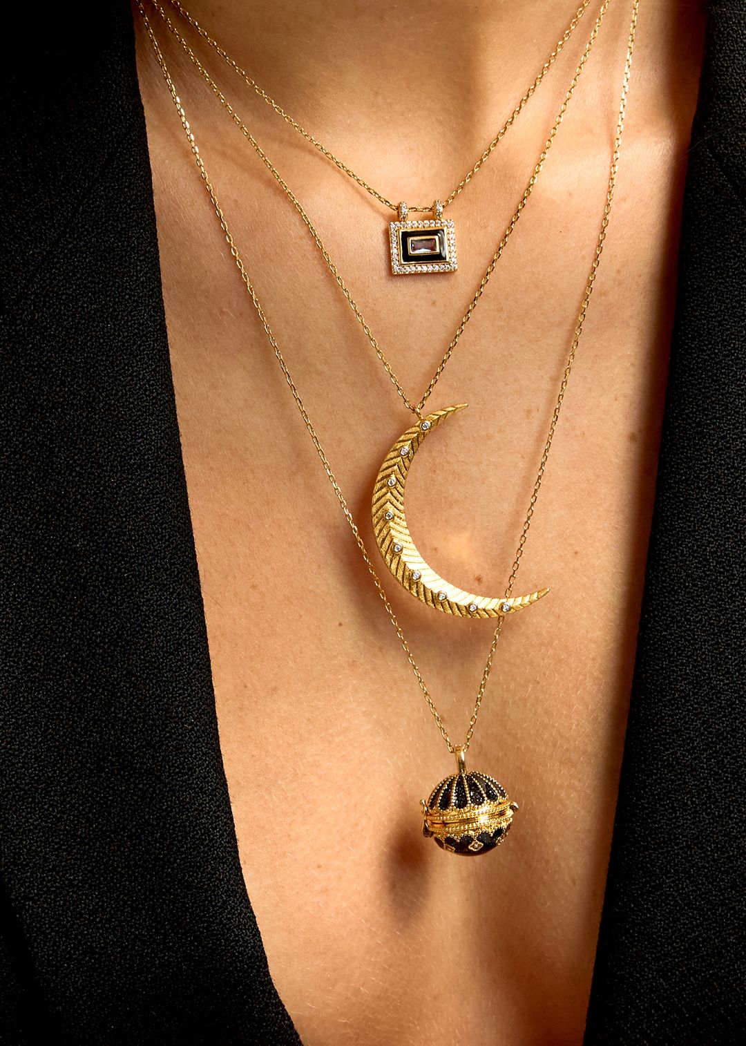 Collier Big Moon Mya Bay porté en accumulation
