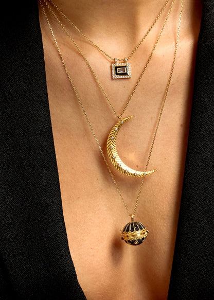 Collier Big Moon Mya Bay porté en accumulation