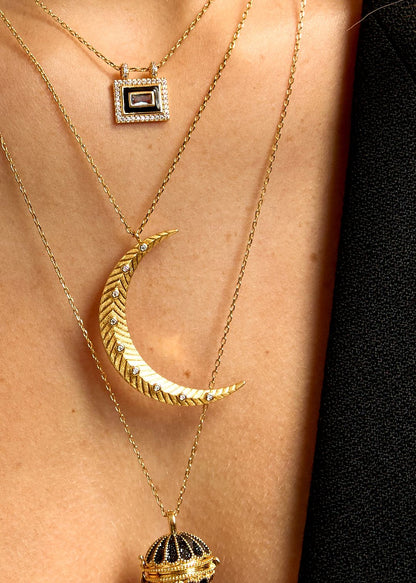 Collier Big Moon Mya Bay porté au cou