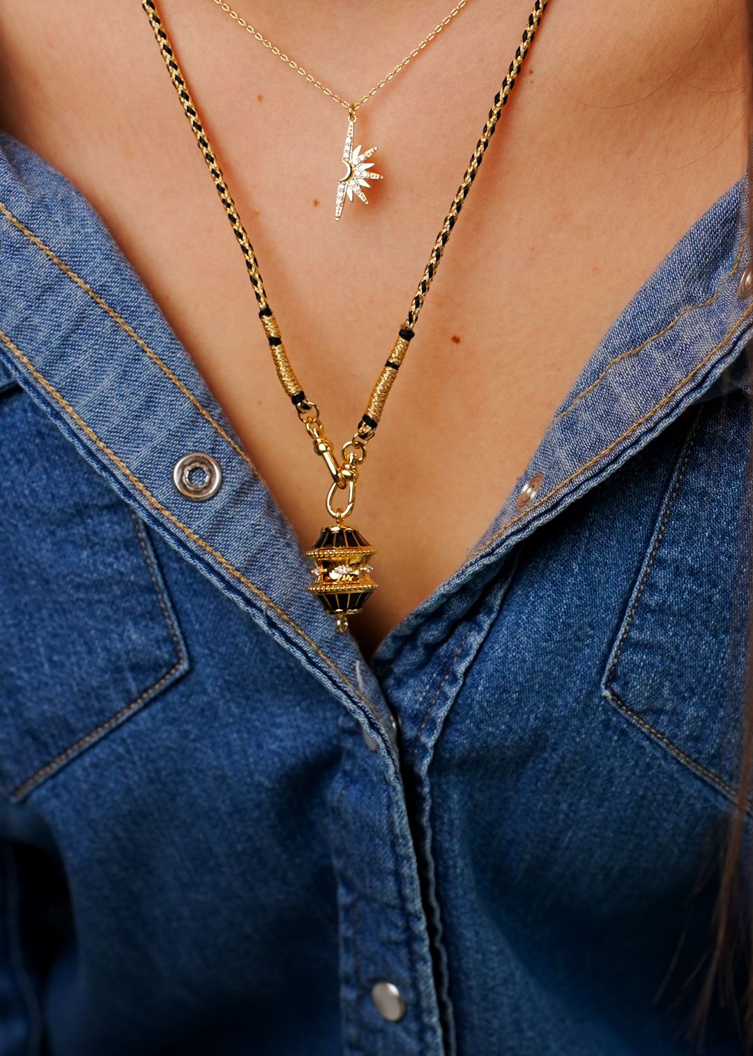 Collier Big Talisman Black Mya Bay porté en accumulation