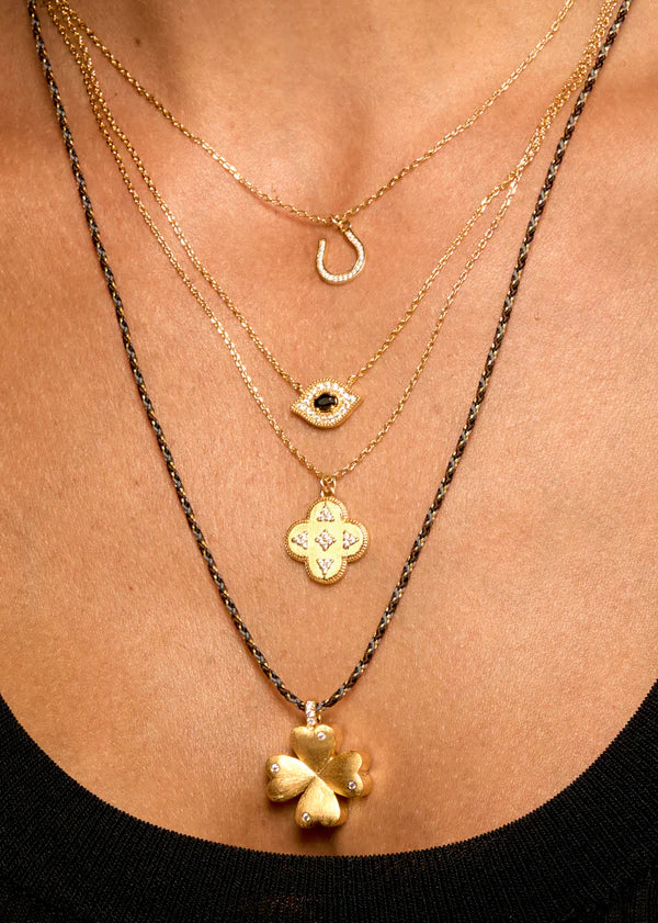 Collier Black Majestic Eye Mya Bay porté en accumulation