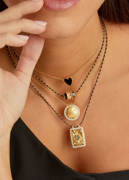 Collier Black Talisman Mya Bay en accumulation