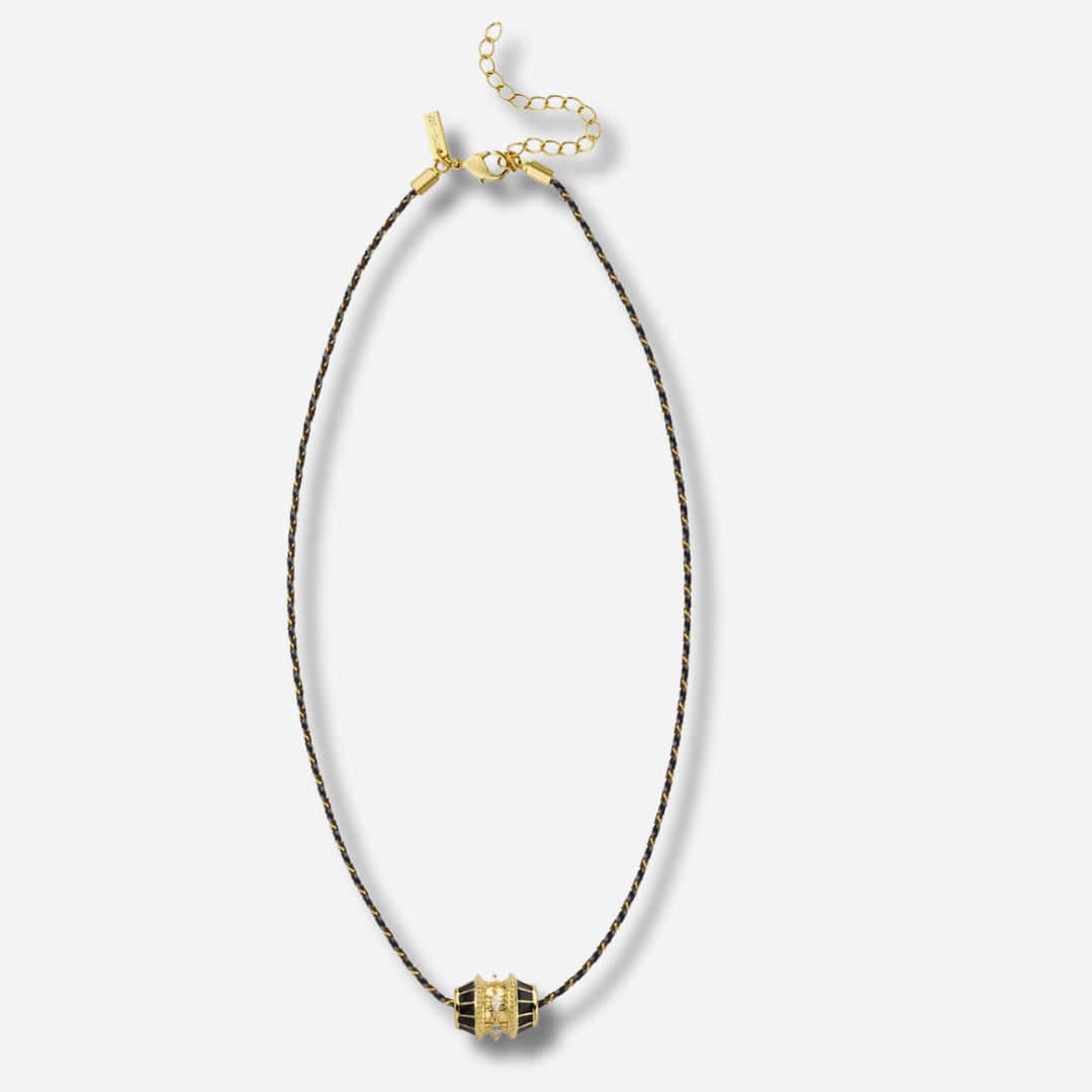 Détail du pendentif doré du collier Black Talisman Mya Bay