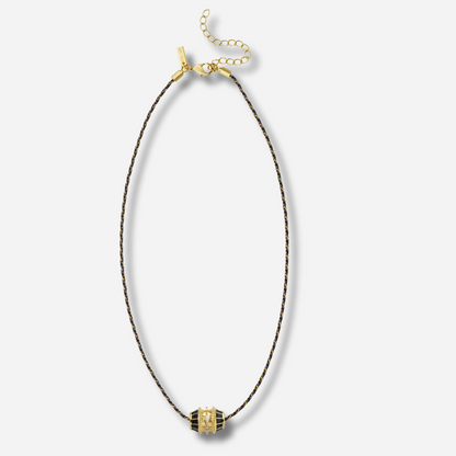 Détail du pendentif doré du collier Black Talisman Mya Bay