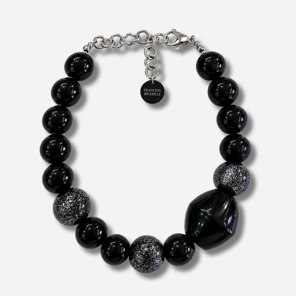 Collier Britney Noir Silver Francine Bramli Paris composé de grosses perles noires brillantes, de perles argentées scintillantes et d'une perle noire irrégulière.
