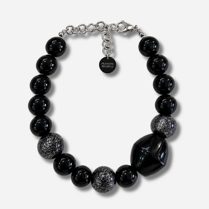 Collier Britney Noir Silver Francine Bramli Paris composé de grosses perles noires brillantes, de perles argentées scintillantes et d'une perle noire irrégulière.