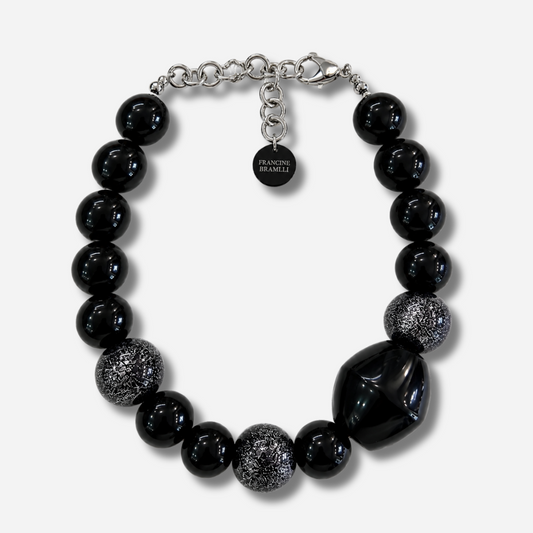 Collier Britney Noir Silver Francine Bramli Paris composé de grosses perles noires brillantes, de perles argentées scintillantes et d'une perle noire irrégulière.