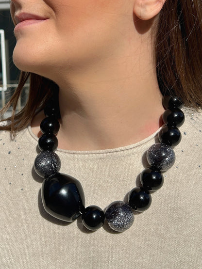 Collier Britney Noir Silver Francine Bramli Paris composé de grosses perles noires brillantes, de perles argentées scintillantes et d'une perle noire irrégulière.