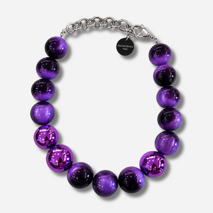 Collier Britney Violet Francine Bramli Paris composé de grosses perles rondes violettes aux effets marbrés, nacrés et métallisés, avec chaîne argentée.