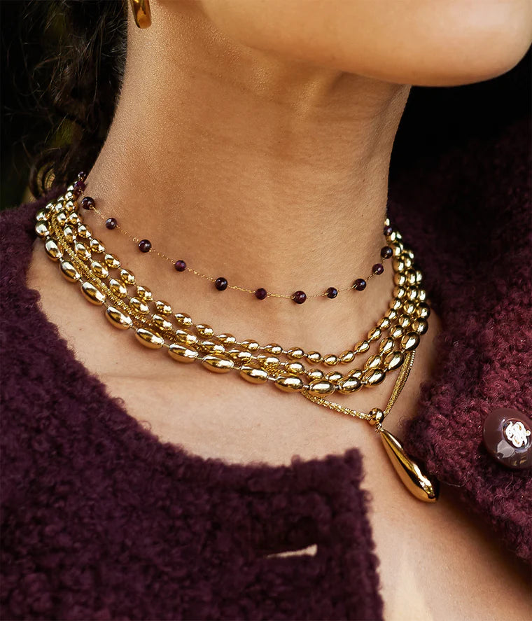 Collier Caddy Zag porté accumulation chaînes dorées