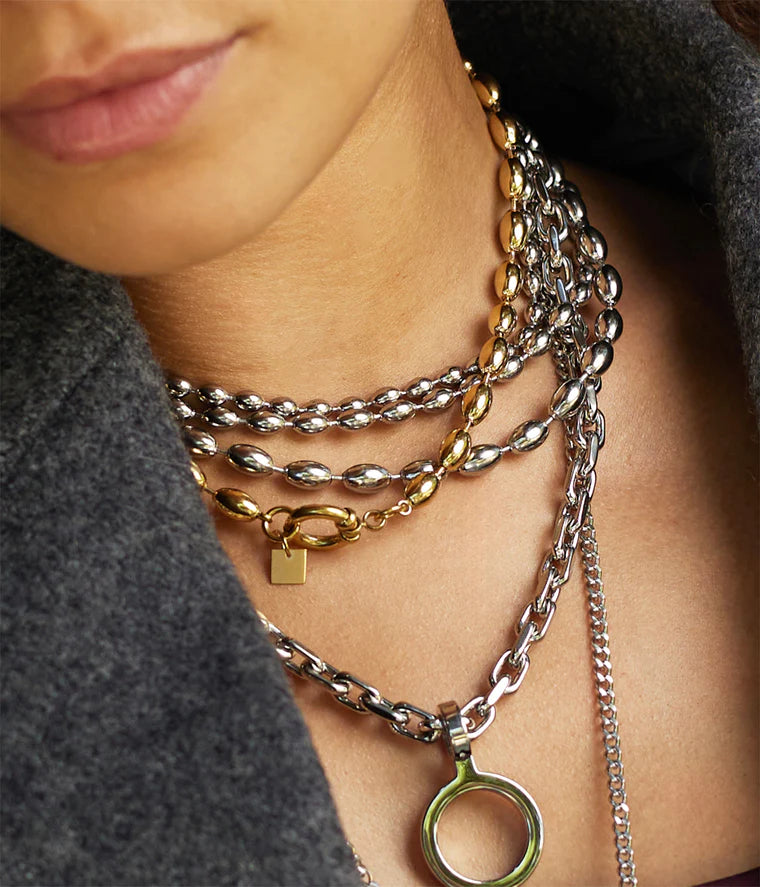 Collier Cadence Zag porté accumulation colliers dorés Zag