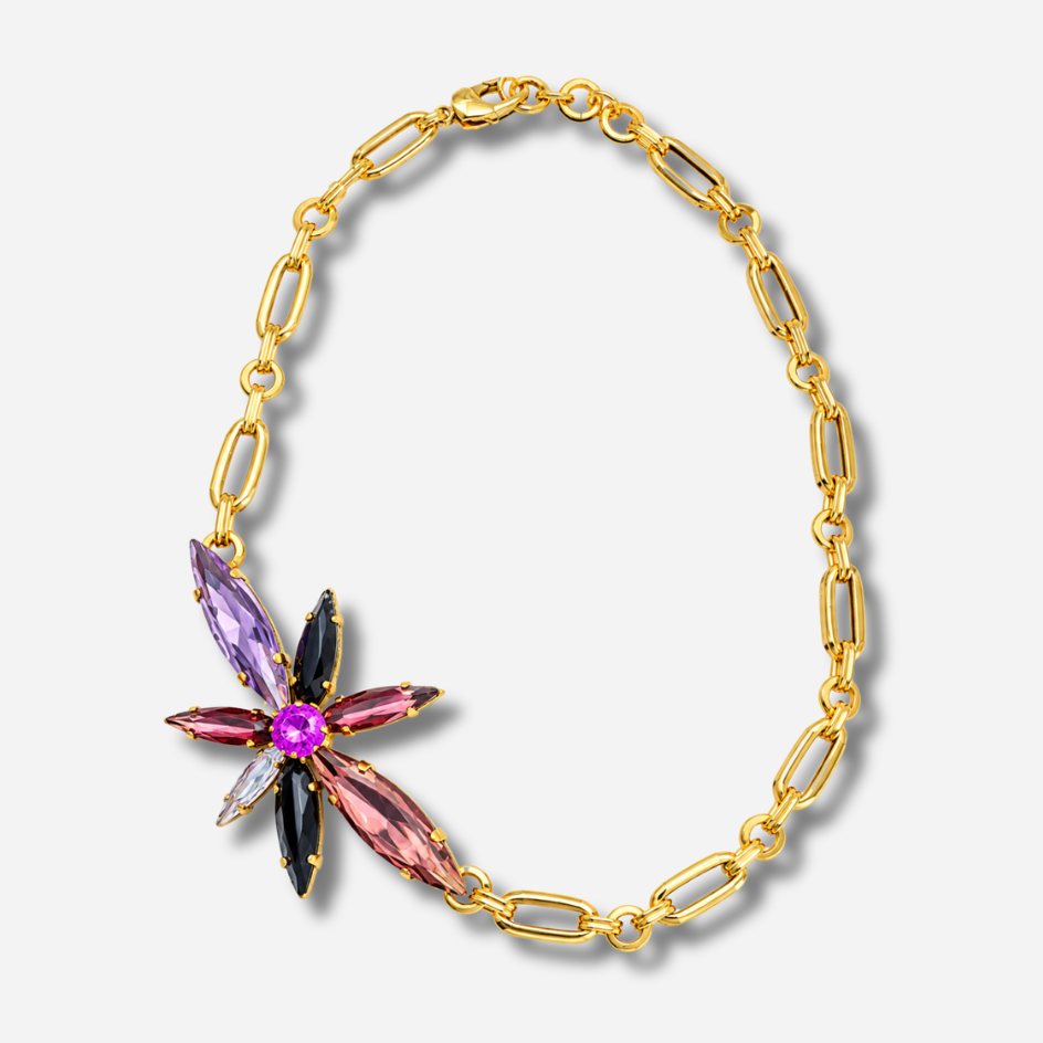Collier Capella Mûre Crézus avec chaîne dorée à larges maillons et fleur asymétrique en cristaux facettés violets, roses, noirs et transparents.