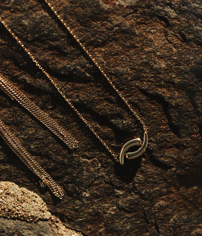 Collier Charis ZAG acier doré pendentif vague entrelacée bijou femme tendance Divinity Sète