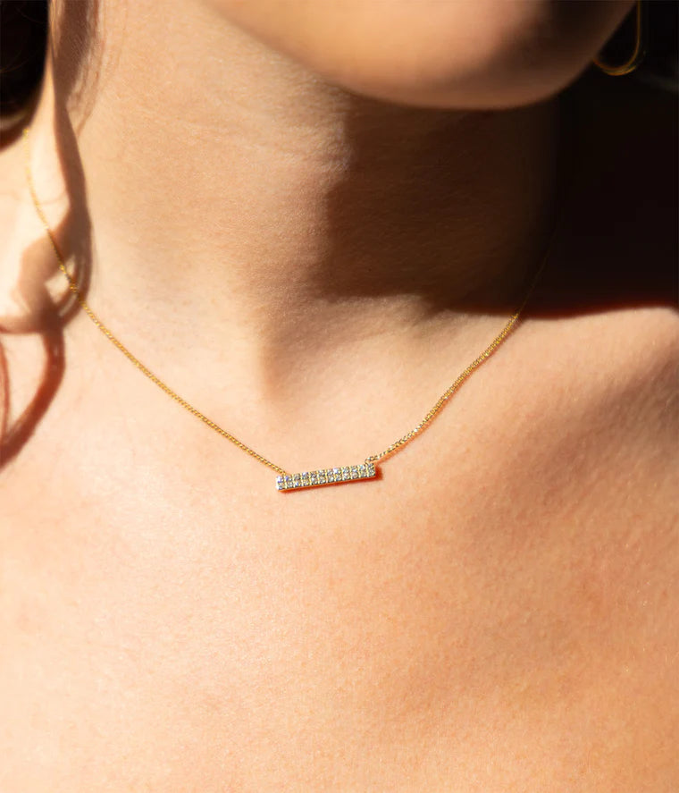 Collier Cinzia Zag porté collier fin doré minimaliste