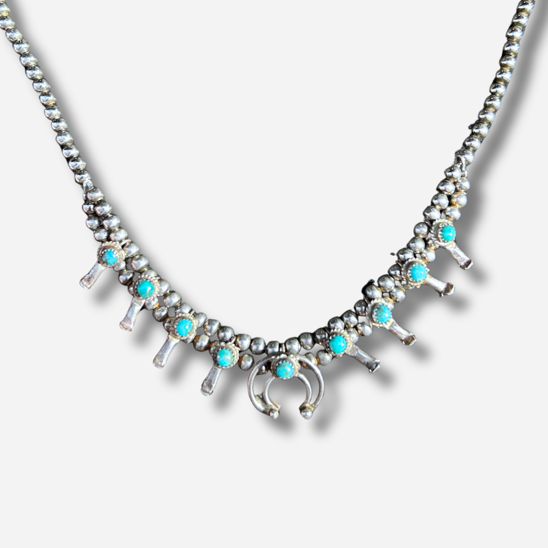 Collier Harpo CO256 Squash Blossom en argent avec turquoises véritables serties et pendentif Naja inspiré des traditions Navajo.