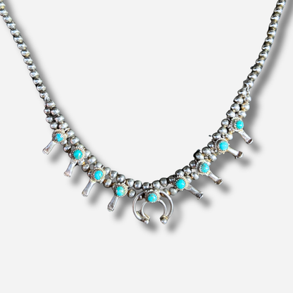 Collier Harpo CO256 Squash Blossom en argent avec turquoises véritables serties et pendentif Naja inspiré des traditions Navajo.