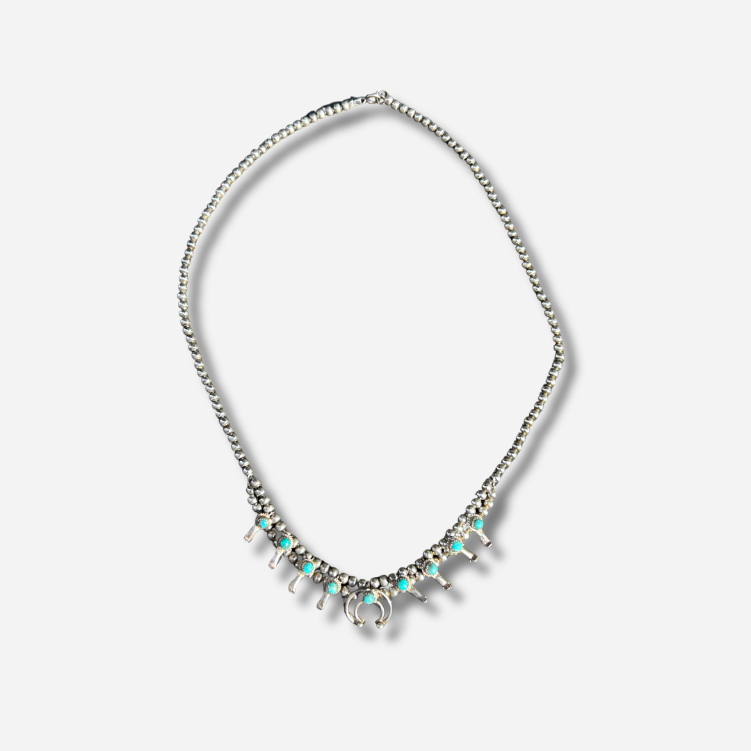 Collier Harpo CO256 Squash Blossom en argent avec turquoises véritables serties et pendentif Naja inspiré des traditions Navajo.