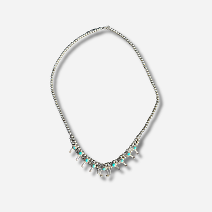 Collier Harpo CO256 Squash Blossom en argent avec turquoises véritables serties et pendentif Naja inspiré des traditions Navajo.