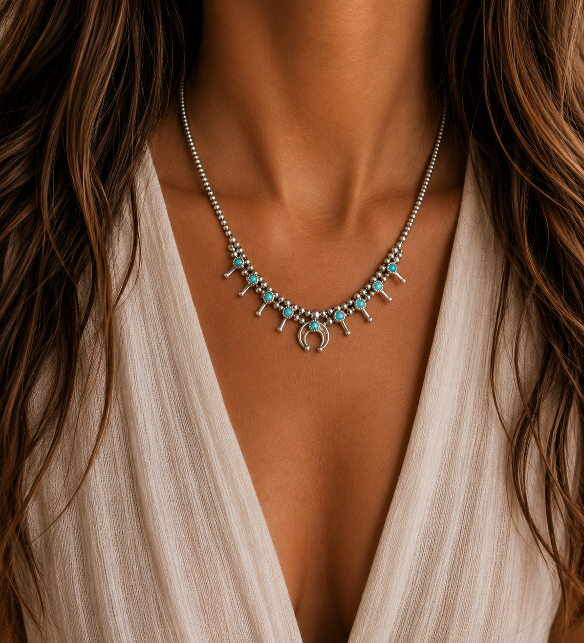 Collier Harpo CO256 Squash Blossom en argent avec turquoises véritables serties et pendentif Naja inspiré des traditions Navajo.