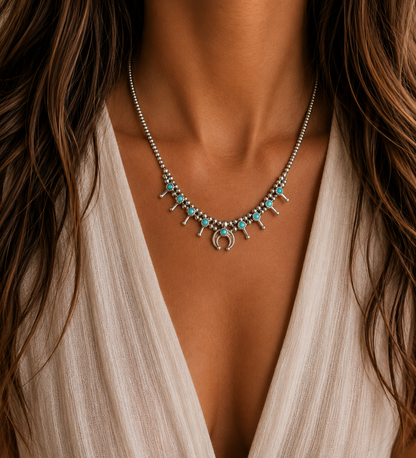 Collier Harpo CO256 Squash Blossom en argent avec turquoises véritables serties et pendentif Naja inspiré des traditions Navajo.