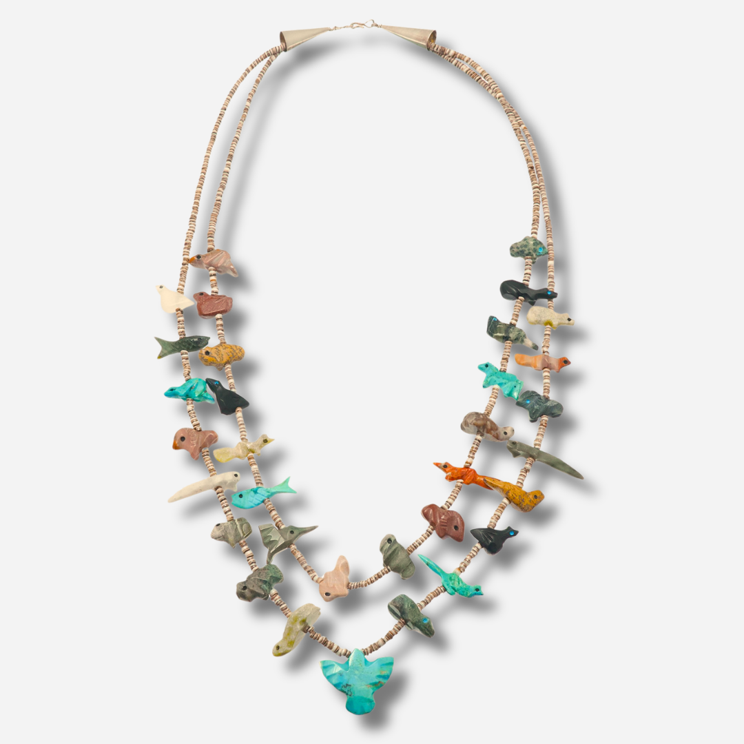 Collier Harpo COFEW04 double rang composé de fétiches animaux sculptés dans des pierres naturelles multicolores inspirés des traditions amérindiennes.