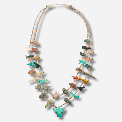 Collier Harpo COFEW04 double rang composé de fétiches animaux sculptés dans des pierres naturelles multicolores inspirés des traditions amérindiennes.