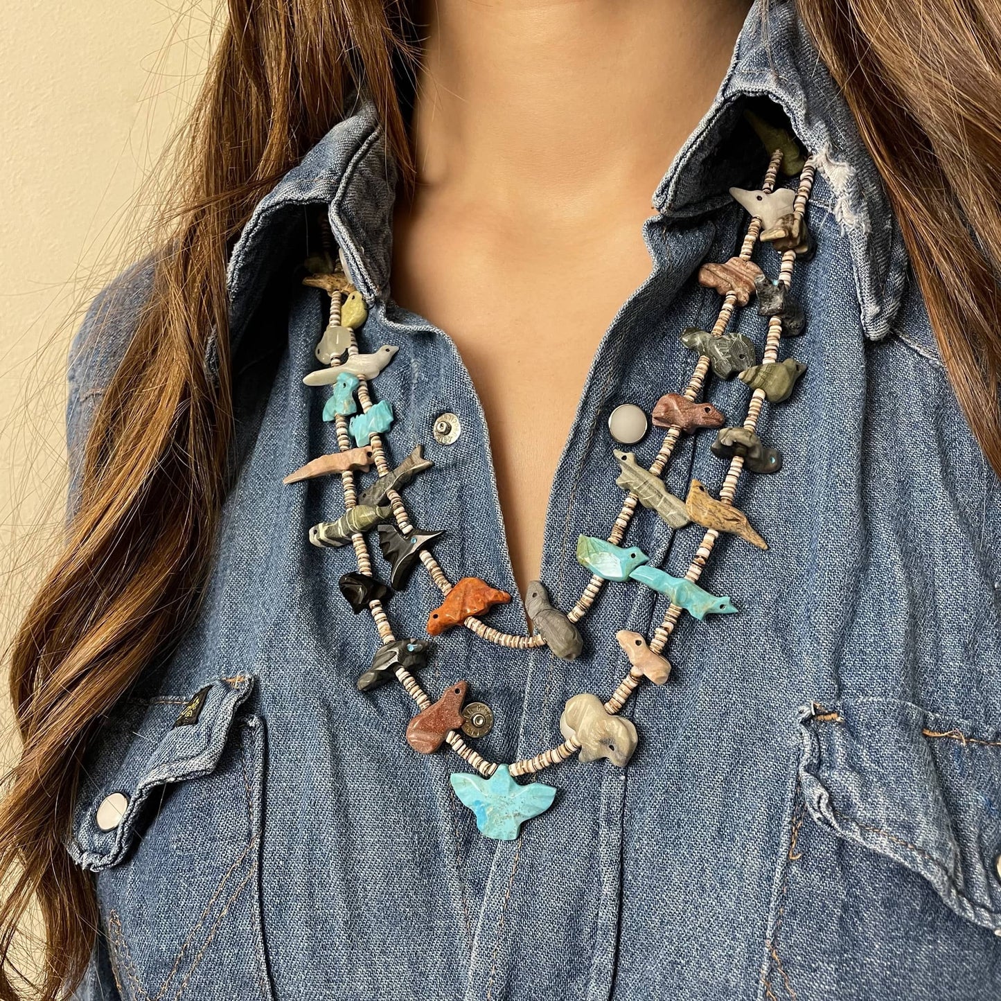 Collier Harpo COFEW04 double rang composé de fétiches animaux sculptés dans des pierres naturelles multicolores inspirés des traditions amérindiennes.