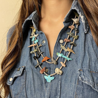 Collier Harpo COFEW04 double rang composé de fétiches animaux sculptés dans des pierres naturelles multicolores inspirés des traditions amérindiennes.