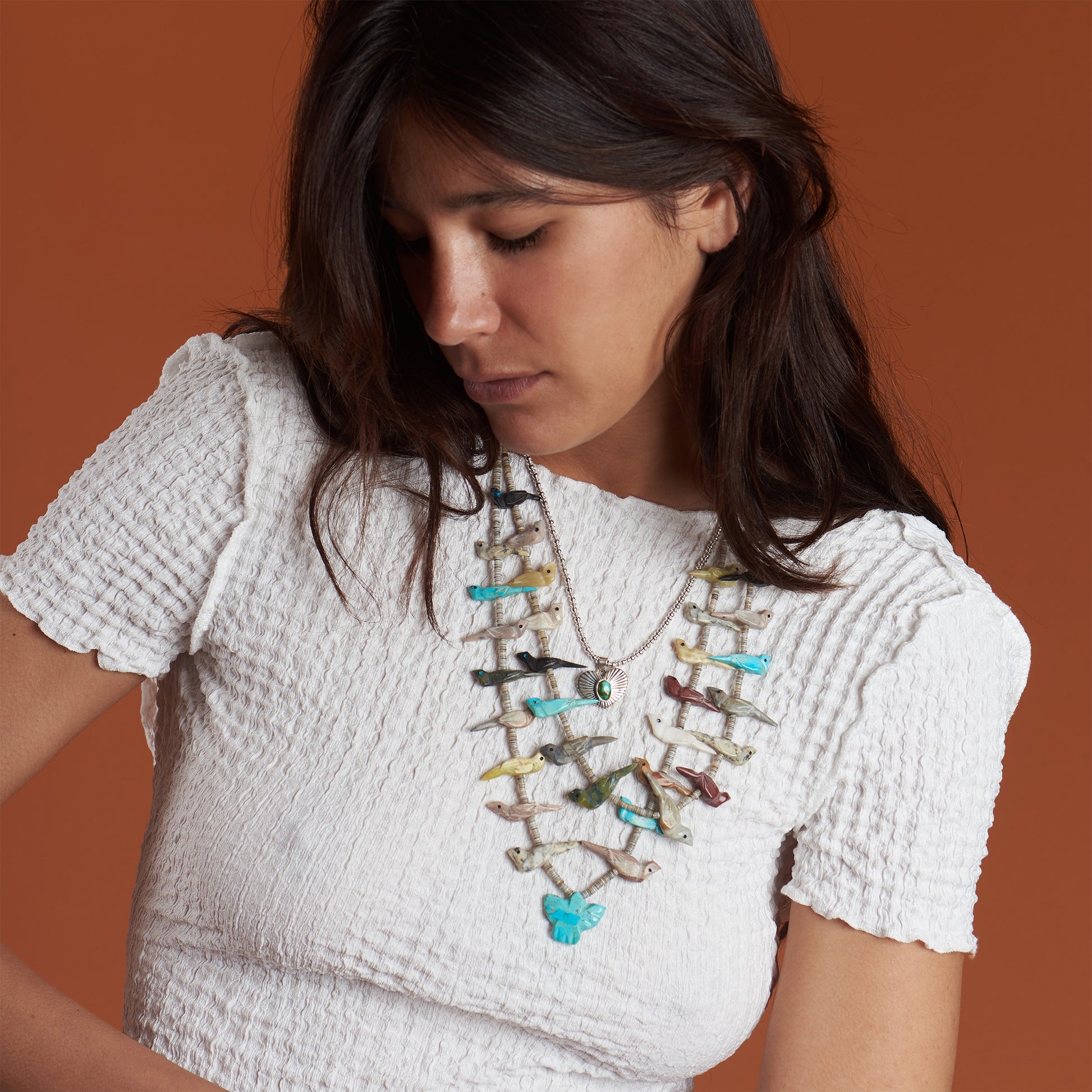 Collier Harpo COFEW04 double rang composé de fétiches animaux sculptés dans des pierres naturelles multicolores inspirés des traditions amérindiennes.