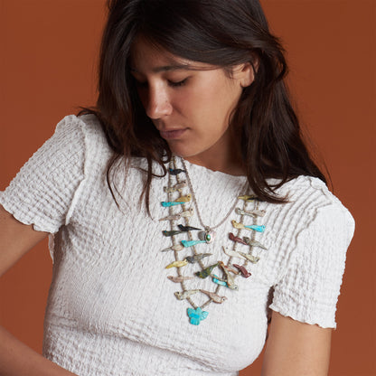 Collier Harpo COFEW04 double rang composé de fétiches animaux sculptés dans des pierres naturelles multicolores inspirés des traditions amérindiennes.