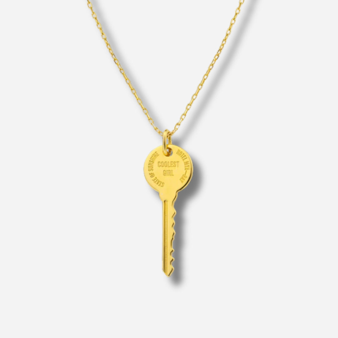 Collier Coolest Key Mya Bay doré avec pendentif clé gravée