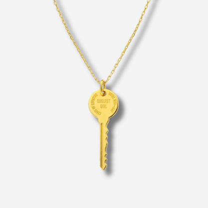 Collier Coolest Key Mya Bay doré avec pendentif clé gravée
